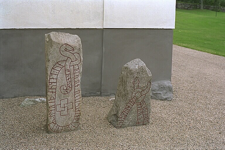 Runes written on fragment av runsten, granit. Date: V